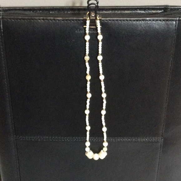 Shell with white and gold beads necklace - Picture 2 of 7